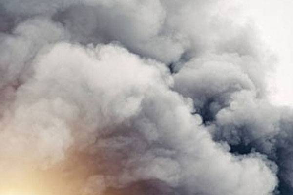 Першит в горле — курганцы жалуются на резкий запах гари  | На улицах Кургана стоит сильный запах гари 