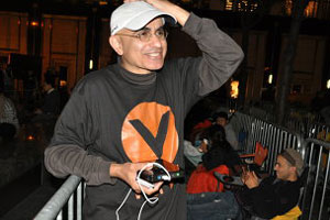 Первый в Нью-Йорке покупатель iPhone 5 остался доволен покупкой Первый в Нью-Йорке покупатель iPhone 5 остался доволен покупкой