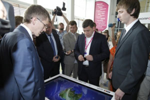 Евгений Куйвашев приветствовал журналистов в пресс-центре форума "Иннопром-2013"