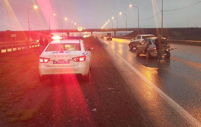 ДТП на подъезде к Екатеринбургу: пострадал водитель «Лады Гранты» | На подъезде к Екатеринбургу столкнулись «Лада» и «Мерседес»