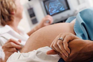 Суррогатных матерей стало больше, чем "заказчиков"