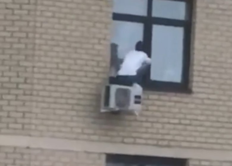 Смертельный номер: житель Тюмени спустился с 17 до 10 этажа по внешней стене дома  | Тюменец спустился по кондиционерам с 17 до 10 этажа 