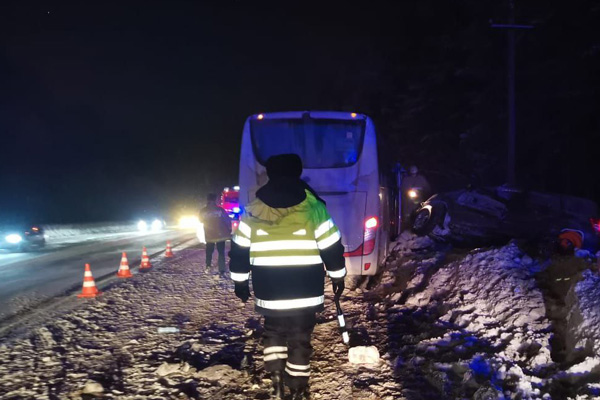 Под Березовским автобус врезался в легковушку. Водитель выжил, пассажиры погибли