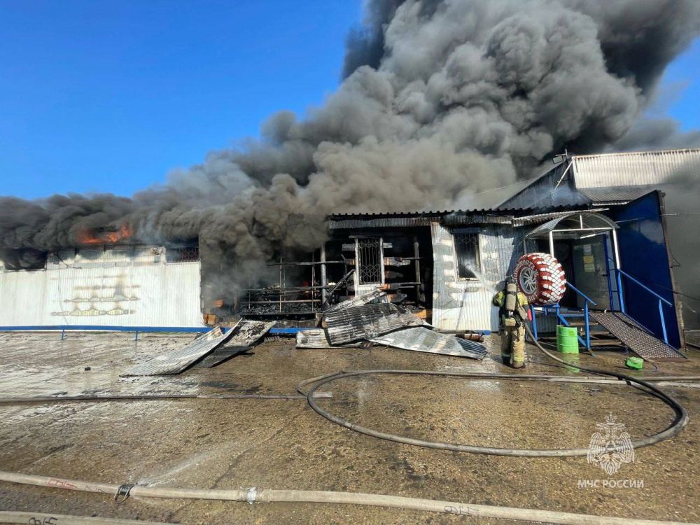 В Чайковском огонь спалил магазин автозапчастей | В Прикамье сгорел магазин автозапчастей