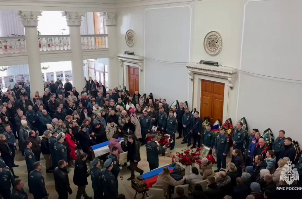 В Пермском крае похоронили пожарных, погибших под обрушившейся кровлей | В Прикамье простились со спасателями, погибшими на пожаре В Пермском крае похоронили пожарных, погибших под обрушившейся кровлей | В Прикамье простились со спасателями, погибшими на пожаре