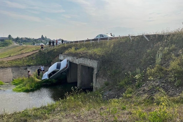 На Урале Водитель волги съехал с моста в реку