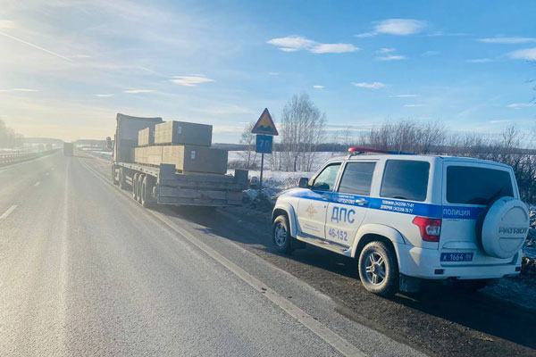 На уральской трассе инспекторы задержали пьяного водителя грузовика