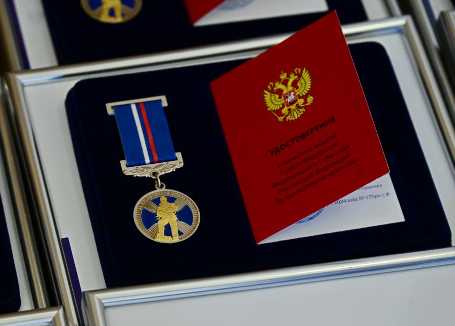 Спасли из горящего дома — уральские подростки-герои удостоились наград  | На Урале наградили детей и подростков, спасавших людей 