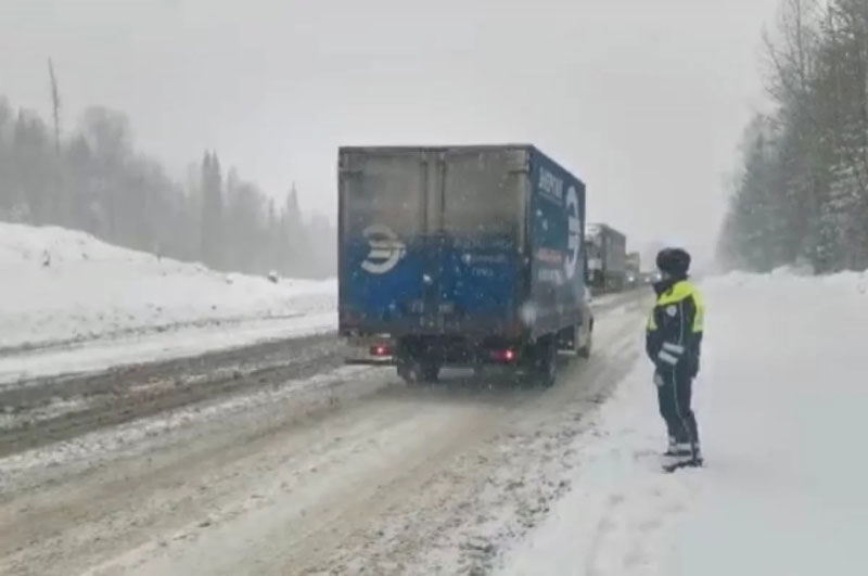 Из-за метели закрыли участок трассы М-5 на Южном Урале | На трассе М-5 ограничили движение автобусов и грузовиков Из-за метели закрыли участок трассы М-5 на Южном Урале | На трассе М-5 ограничили движение автобусов и грузовиков