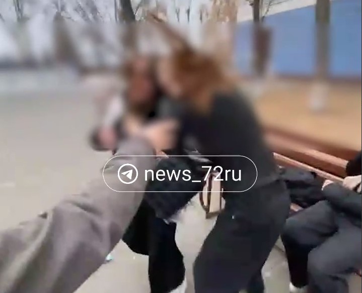 В Тюмени школьницы избили ровесницу | В Тюмени школьницы избили девочку 