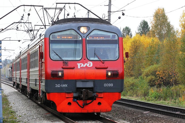 С 1 сентября школьники и студенты смогут ездить в пригородных поездах на СвЖД со скидкой 50%