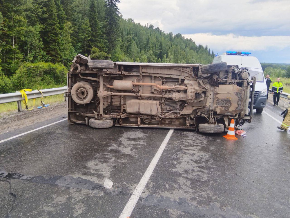 В Тюменской области опрокинулся микроавтобус, есть погибший  | На тюменской трассе разбился микроавтобус, погиб человек 