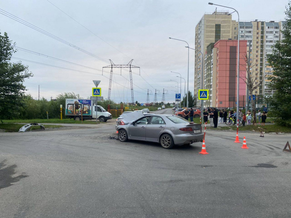 В Тюмени в ДТП пострадали маленькие брат и сестра | Тюменский водитель едва не погубил маленьких детей