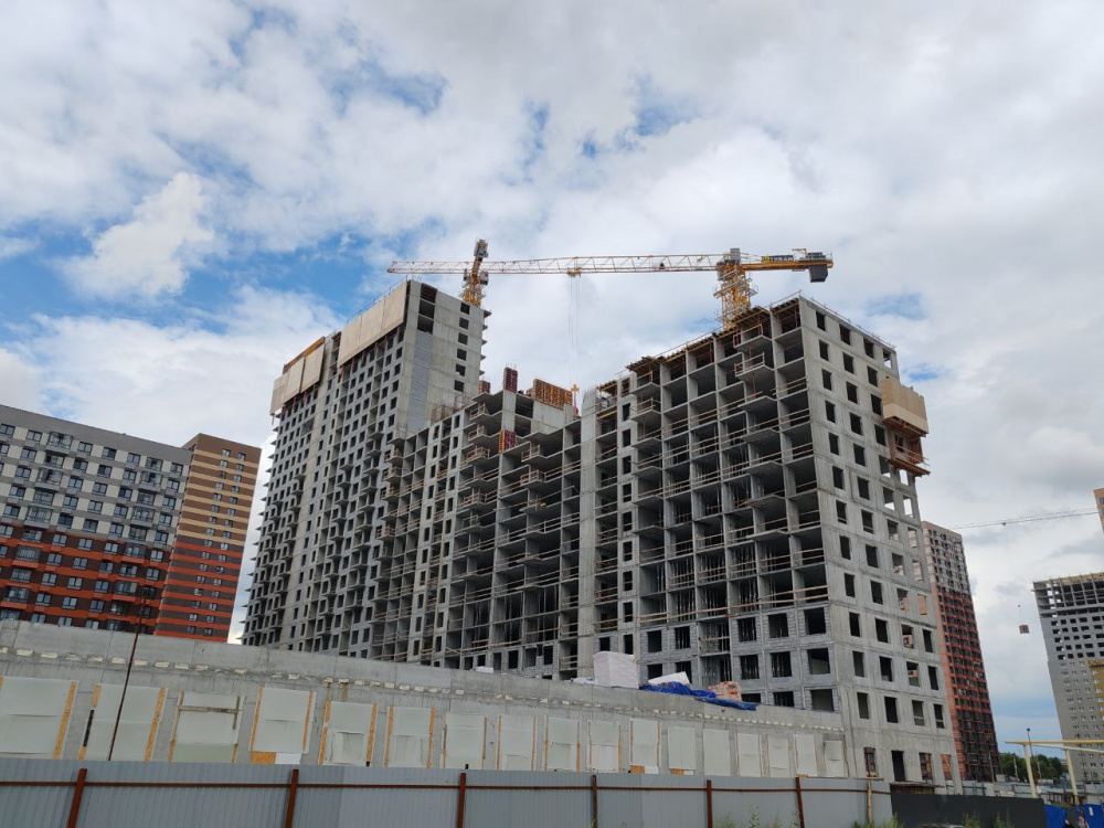 В Екатеринбурге на стройке рабочего придавило стройматериалами | Рабочего придавило на стойплощадке на Урале