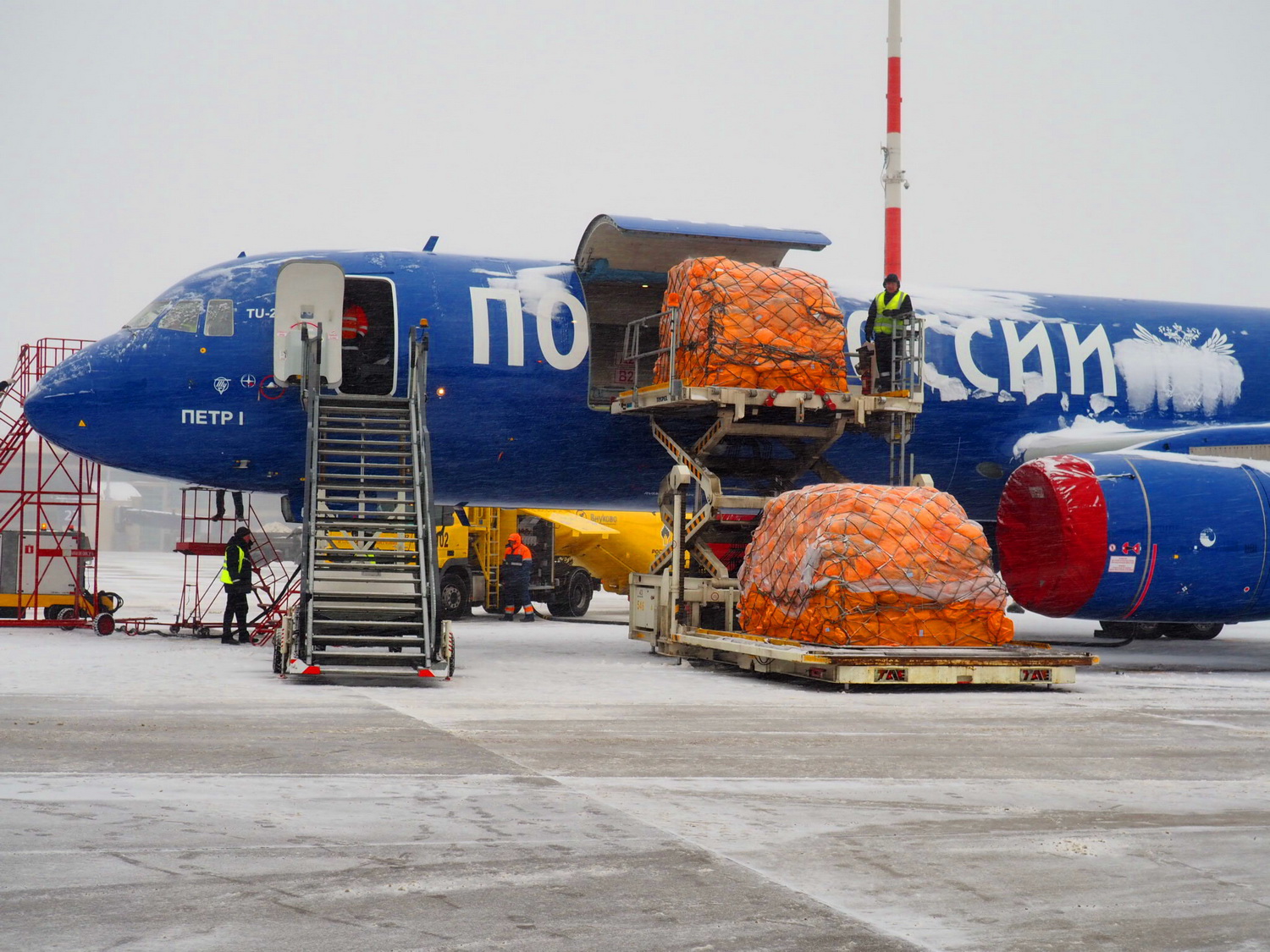 Новогодние заказы уральцев доставил в Екатеринбургское ММПО крупнотоннажный самолет «Боинг 747»