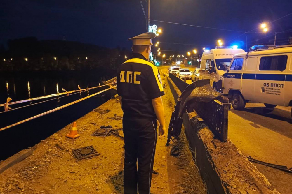 Автомобиль пробил ограждение — на Урале погибли водитель и две пассажирки  | Водитель и две пассажирки утонули в Нижнем Тагиле 