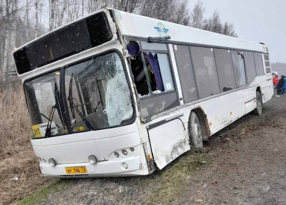 На трассе Курган — Тюмень столкнулись автобус и грузовик  | В Тюменской области произошло столкновение грузовика и автобуса 