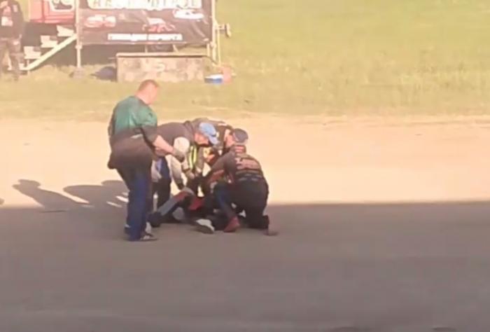 «На ходу упал с крыши автомобиля»: экстремальное шоу в Каменске-Уральском обернулось травмой | Каскадёр получил травму на экстремальном шоу в Каменске-Уральском «На ходу упал с крыши автомобиля»: экстремальное шоу в Каменске-Уральском обернулось травмой | Каскадёр получил травму на экстремальном шоу в Каменске-Уральском