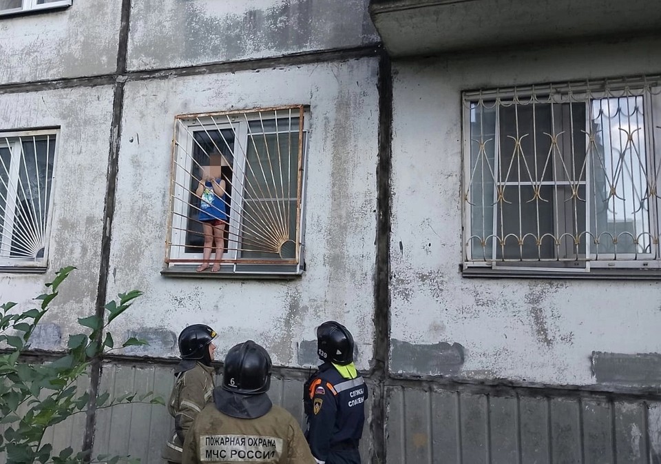 В Челябинске ребенок застрял в оконной решетке