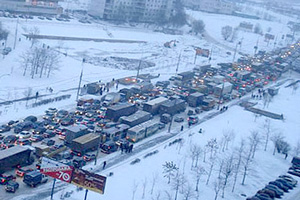 Из-за снегопада Екатеринбург стоит в многокилометровых пробках