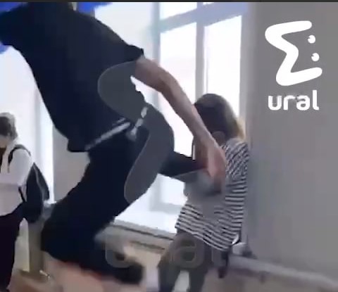В свердловской школе подросток пнул девочку ради видео в TikTok  | На Урале школьник с разбегу пнул девочку на перемене 