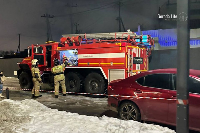 В Екатеринбурге в доме ПИКа пожарная сигнализация заблокировала дверь на лестницу. Прибыли огнеборцы В Екатеринбурге в доме ПИКа пожарная сигнализация заблокировала дверь на лестницу. Прибыли огнеборцы