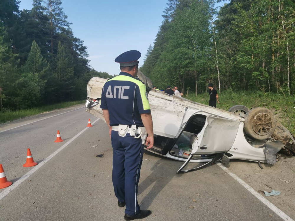Под Екатеринбургом автомобиль врезался в дерево, пострадала девочка | Девятилетняя девочка пострадала на Урале в ДТП с пьяным водителем Под Екатеринбургом автомобиль врезался в дерево, пострадала девочка | Девятилетняя девочка пострадала на Урале в ДТП с пьяным водителем