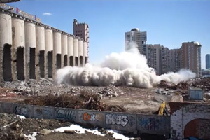 В Екатеринбурге сегодня сносят мукомольный завод. Движение на Челюскинцев перекрыто. Видео