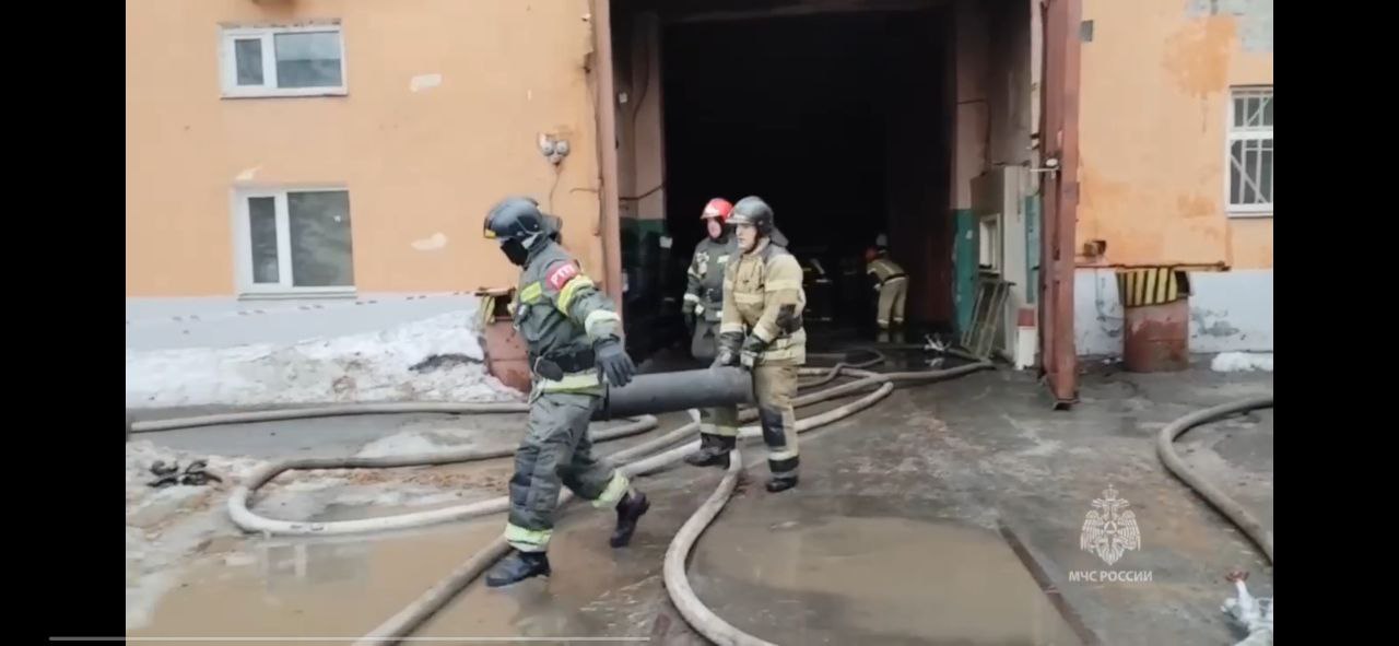 В Екатеринбурге пожарные предотвратили взрыв на заводе | Из горящего в Екатеринбурге цеха вынесли 20 баллонов с кислородом