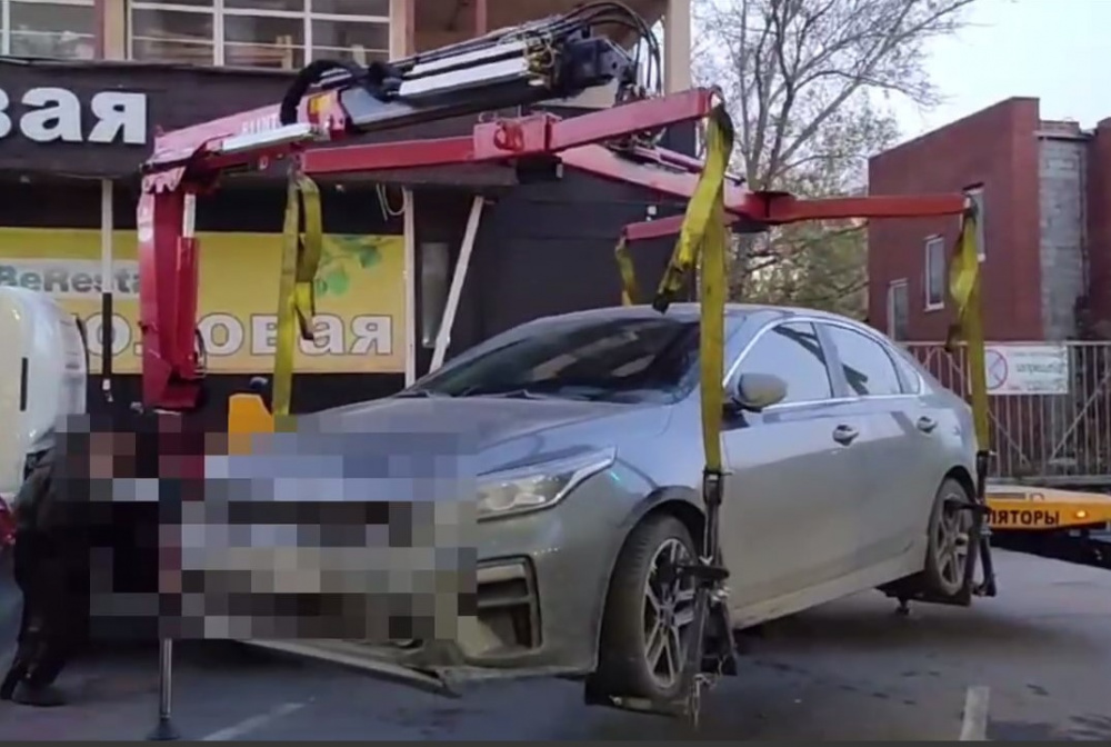 В Екатеринбурге водитель арестованной машины пытался помешать эвакуации | На Урале водитель попытался воспрепятствовать эвакуации автомобиля В Екатеринбурге водитель арестованной машины пытался помешать эвакуации | На Урале водитель попытался воспрепятствовать эвакуации автомобиля