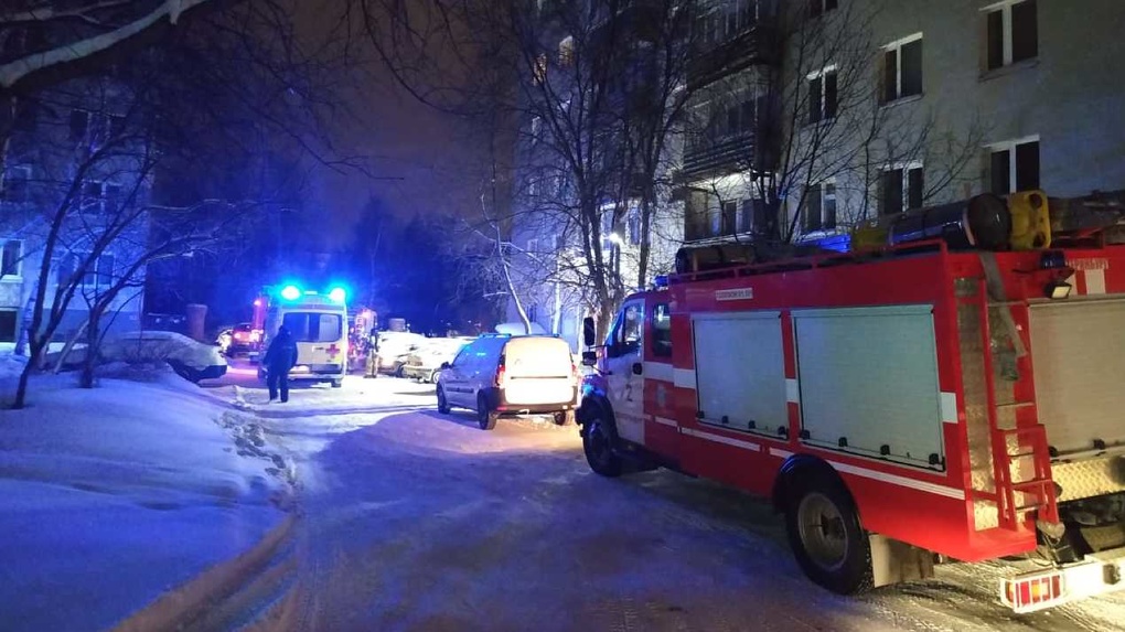 В Екатеринбурге на ЖБИ загорелся многоквартирный дом, погибли восемь человек В Екатеринбурге на ЖБИ загорелся многоквартирный дом, погибли восемь человек