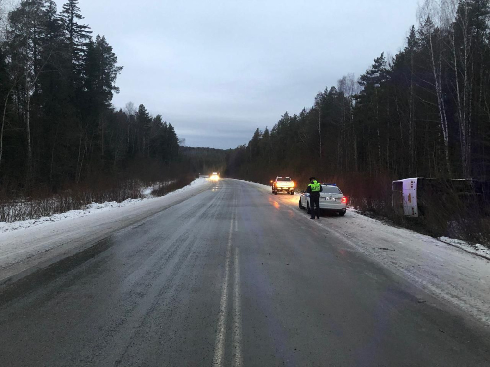 ДТП с пассажирским автобусом произошло под Первоуральском: есть пострадавшие | Под Первоуральском автобус с пассажирами перевернулся в кювете