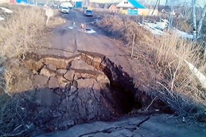 В микрорайоне Кургана Шепотково часть земляной переправы размыли паводковые воды