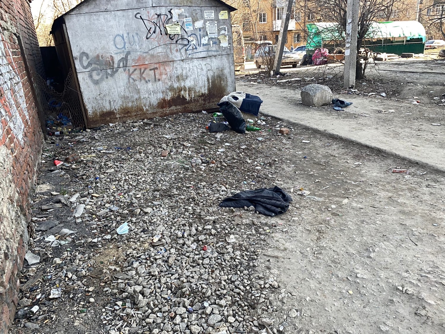 На окраине Екатеринбурга муниципальная земля превратилась в помойку — здесь выпивают приличные люди, собираются бомжи...