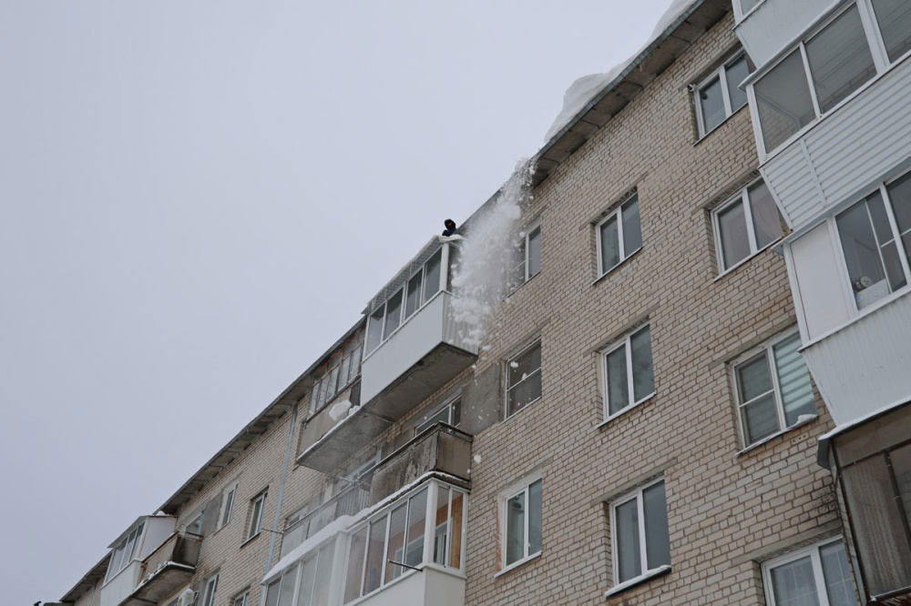 Снежная глыба с крыши упала на школьницу в Нижнем Тагиле | Школьница пострадала от падения снега с крыши в Нижнем Тагиле