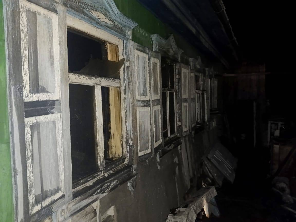 В Ялуторовске сгорел частный дом — один человек погиб  | В Тюменской области мужчина погиб при пожаре 