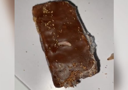 В Екатеринбурге женщина купила в магазине червивые конфеты | В конфетах из екатеринбургского магазина нашли червяков 