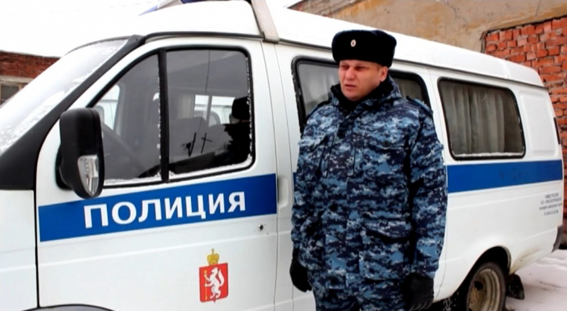 В Свердловской области полицейский, рискуя жизнью, извлек из горящей машины пострадавшего в ДТП автолюбителя