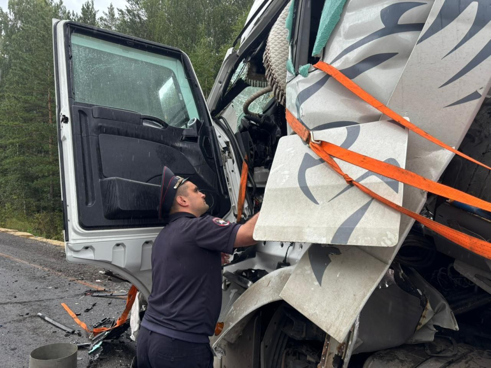 Водитель грузовика погубил семью из Тюмени на свердловской трассе  | На трассе под Тугулымом погибла семья из Тюмени 