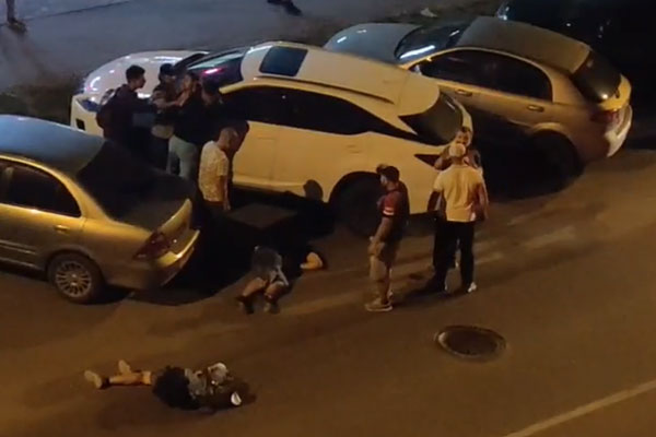 В Екатеринбурге 11 мужчин подрались из-за зарядника. Видео В Екатеринбурге 11 мужчин подрались из-за зарядника. Видео