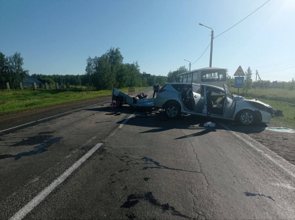 Под Тюменью автобус с рабочими попал в ДТП, шесть человек ранены | В Тюменской области столкнулись автобус с рабочими и "Тойота"