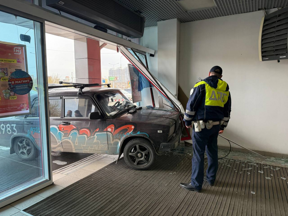 В Екатеринбурге автомобиль врезался в здание  | Автомобиль повредил здание в Екатеринбурге 