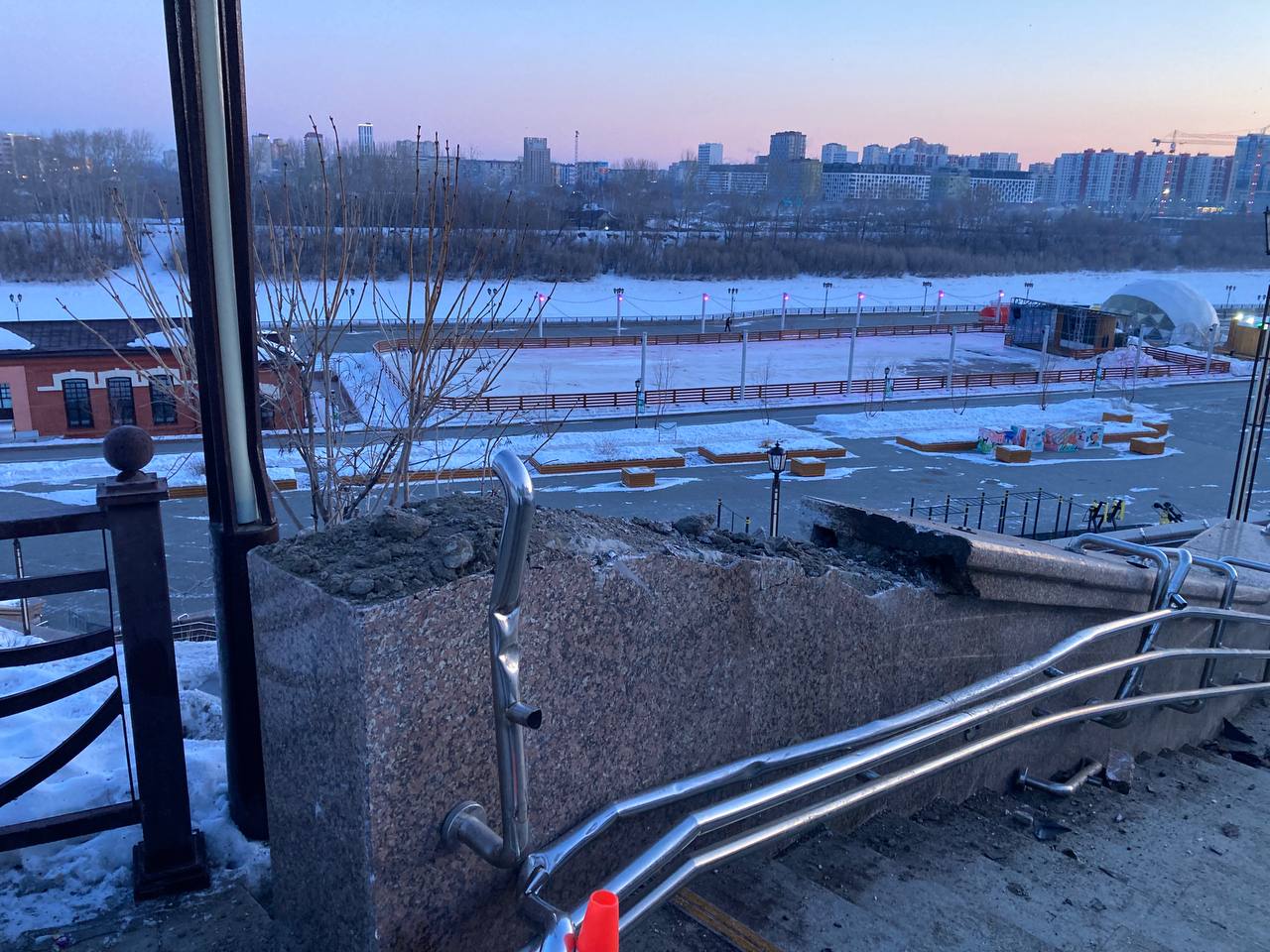 В Тюмени машина рухнула на набережную, водитель погиб В Тюмени машина рухнула на набережную, водитель погиб