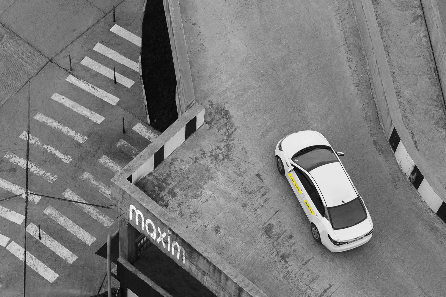 В Екатеринбурге водители такси устроили тест-драйв связи