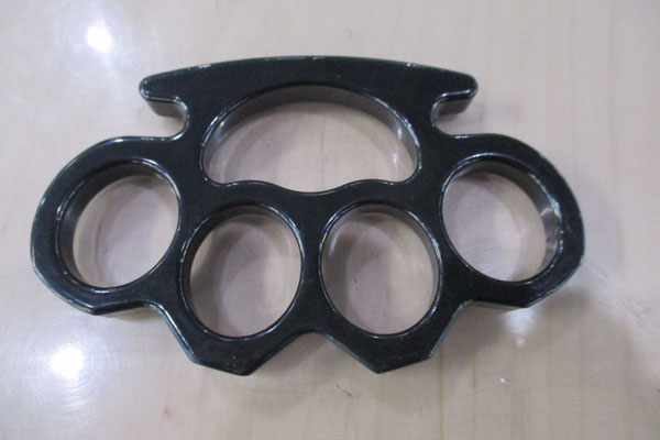 Опасная посылка: более трехсот кастетов обнаружили уральские таможенники в международных почтовых отправлениях