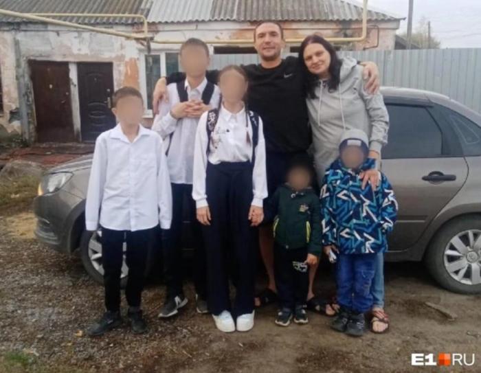 «Меня уже вели к самолёту в наручниках»: из Екатеринбурга едва не выдворили многодетного отца. Вмешался Следком  | Бастрыкин затребовал доклад по делу о выдворении многодетного отца на Урале 