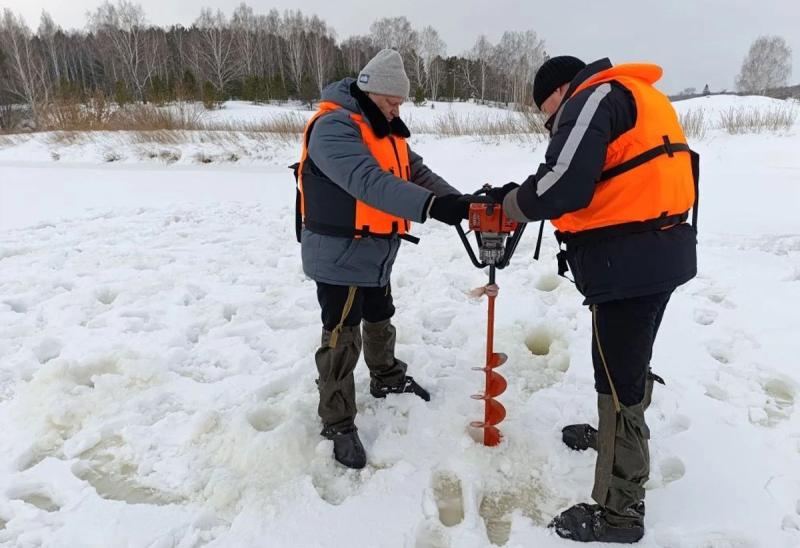 Распиловка и подрыв льда: на Урале проходят противопаводковые мероприятия | В Свердловской области начали подрывать лед на реках для защиты мостов