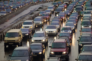 В ночь на 20 апреля на МКАД столкнулось 20 машин: КамАЗ упал в реку