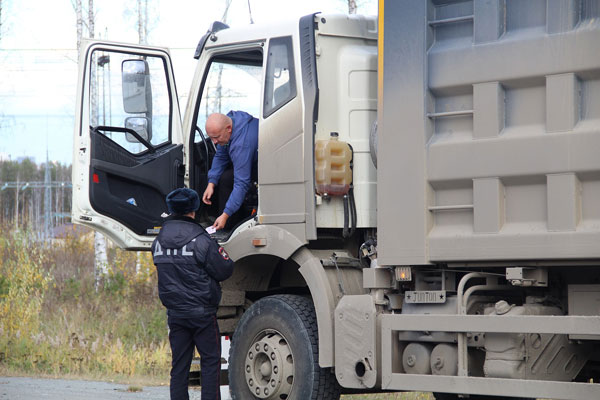 ГИБДД Свердловской области провела массовые проверки грузового транспорта