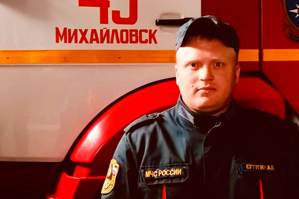 На Урале водитель пожарной машины в нерабочее время спас мать с двумя детьми из пожара